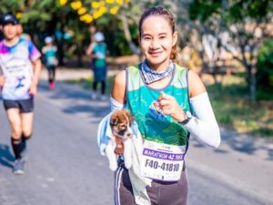 Maratona con cucciolo: la storia di Khemjira e Chombueng